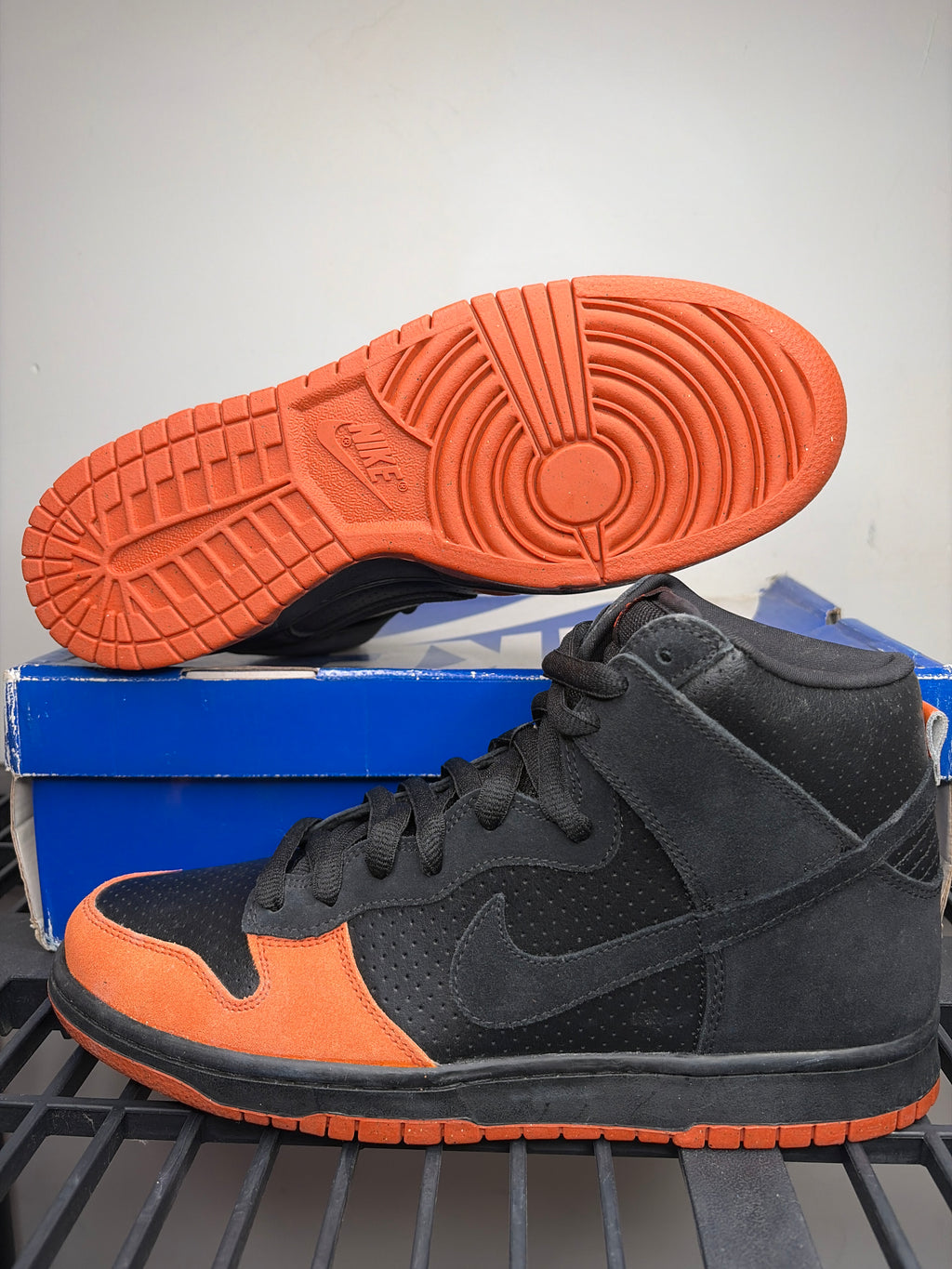 (2010) sz 10M Nike SB High Black Solar Orange - Brand New, Original Box