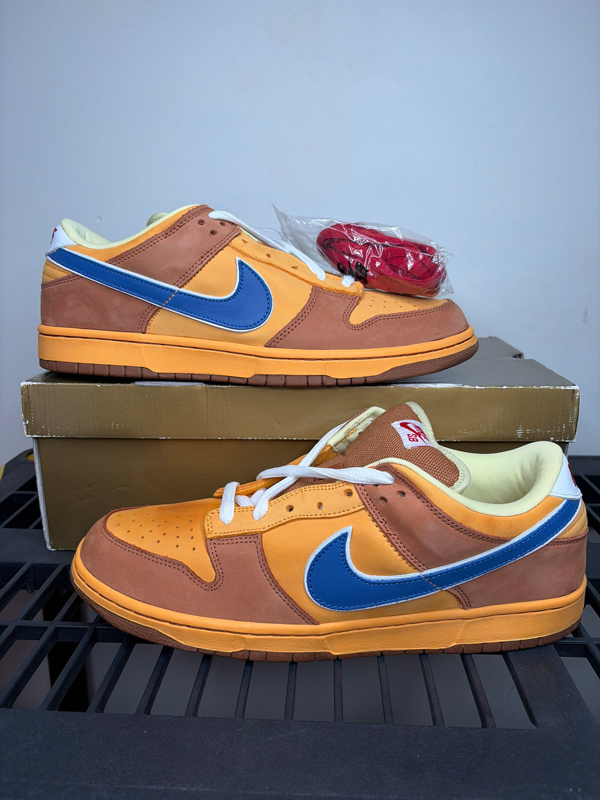 (2008) sz 13M Nike SB Low Newcastle Brown Ale - Brand New, Original Box