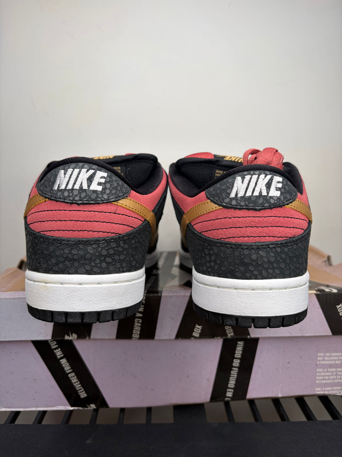 (2013) sz 9M Nike SB Low Walk Of Fame - Brand New, Original Box
