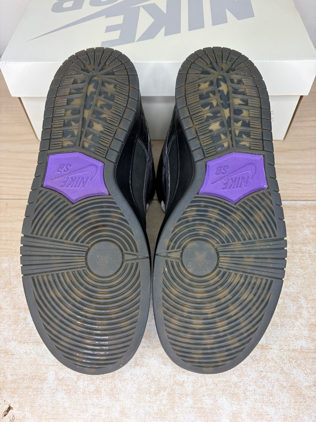 Sz 9.5M Nike SB Low Familia First Avenue - Preowned, Replacement Box
