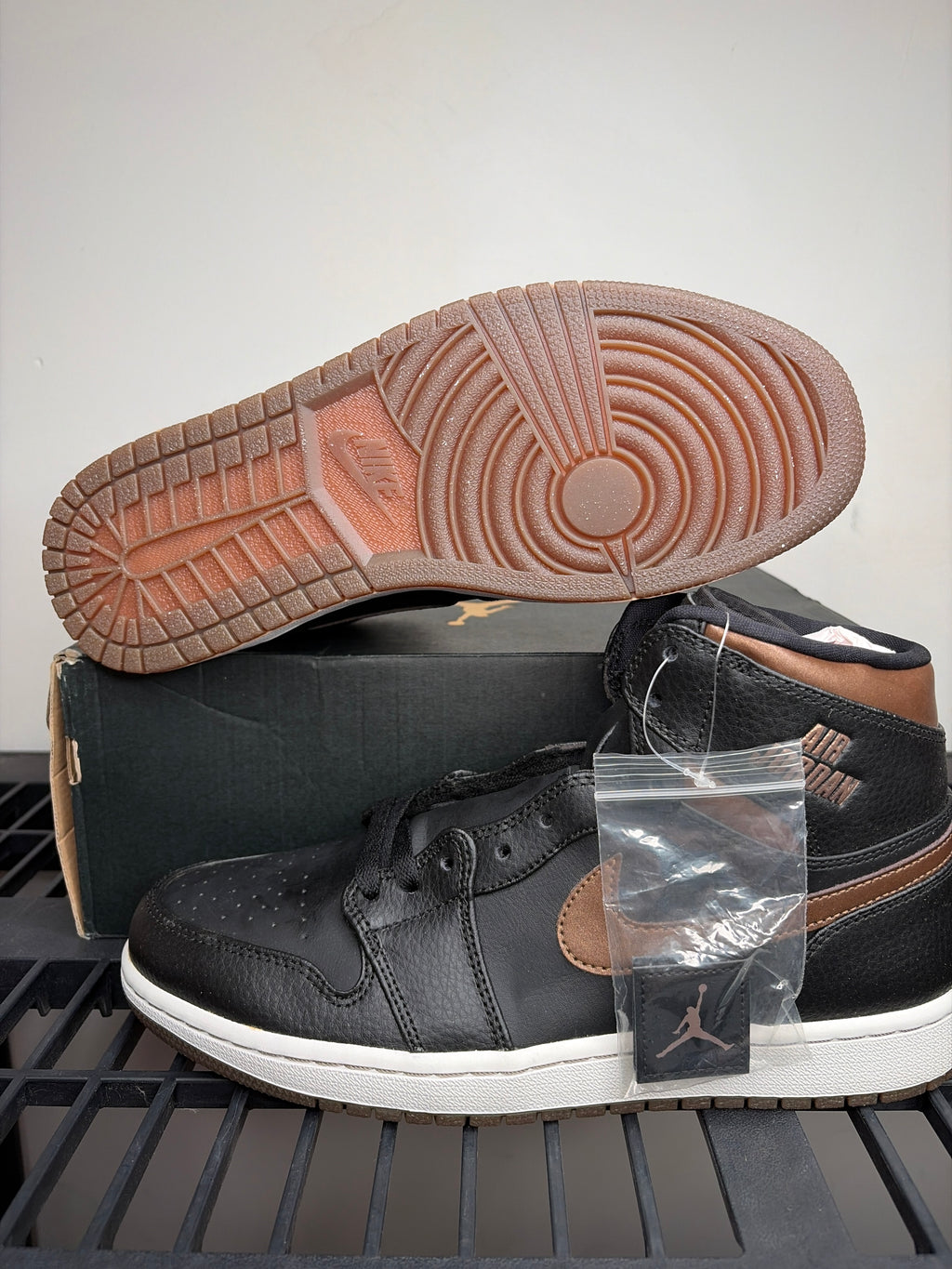 (2015) sz 10M Jordan 1 High Rare Air Bronze - Brand New, Original Box