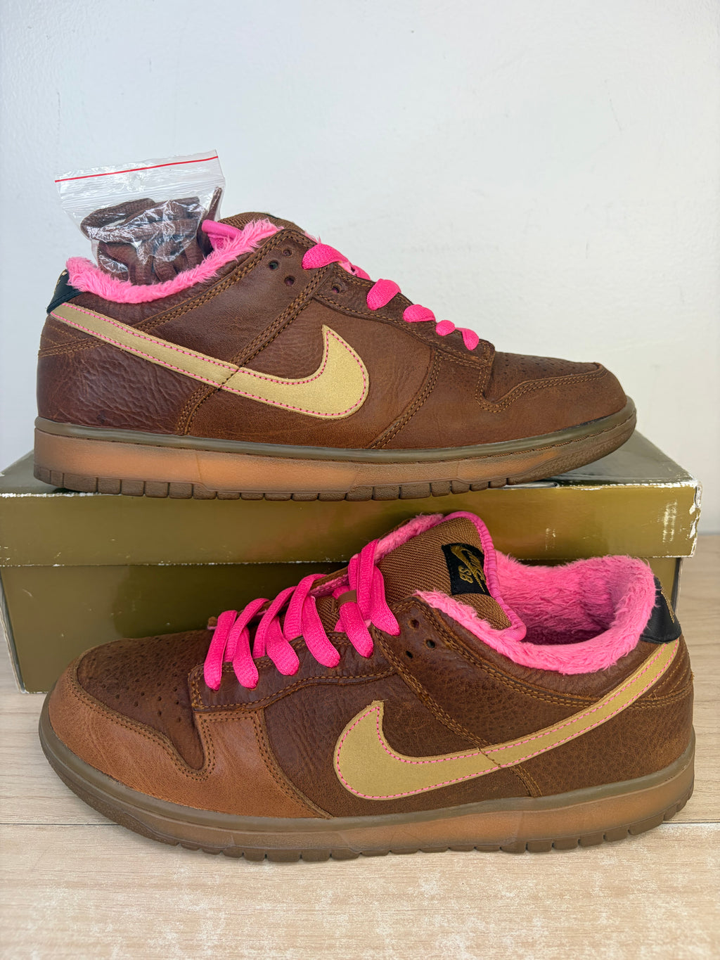 (2007) sz 10.5M Nike SB Low Gibson Guitar Case - Preowned, Same Era Box