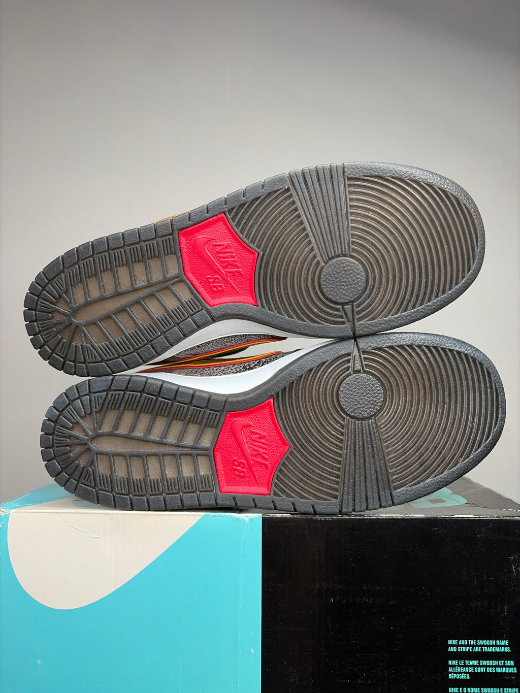 (2014) sz 9.5M Nike SB Low Beijing Metallic Gold - Brand New, Original Box