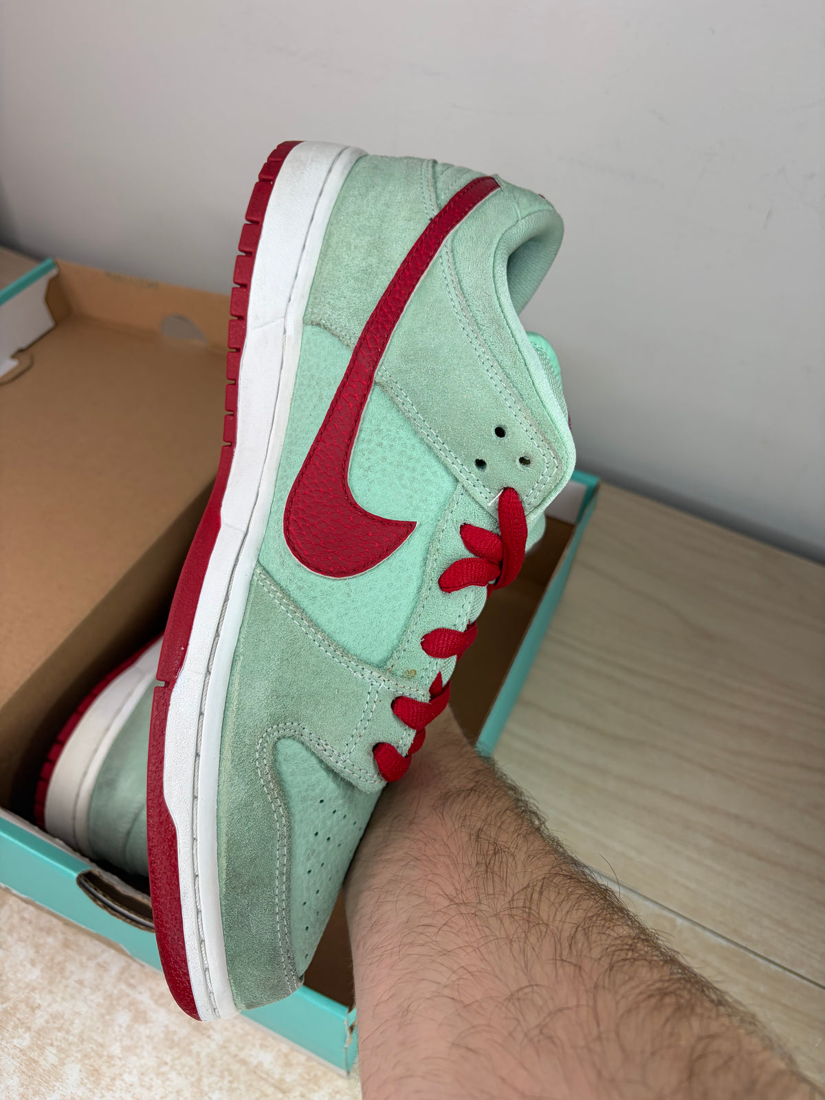 (2012) sz 10.5M Nike SB Low Medium Mint Gym Red - Preowned, Same Era Rep Box