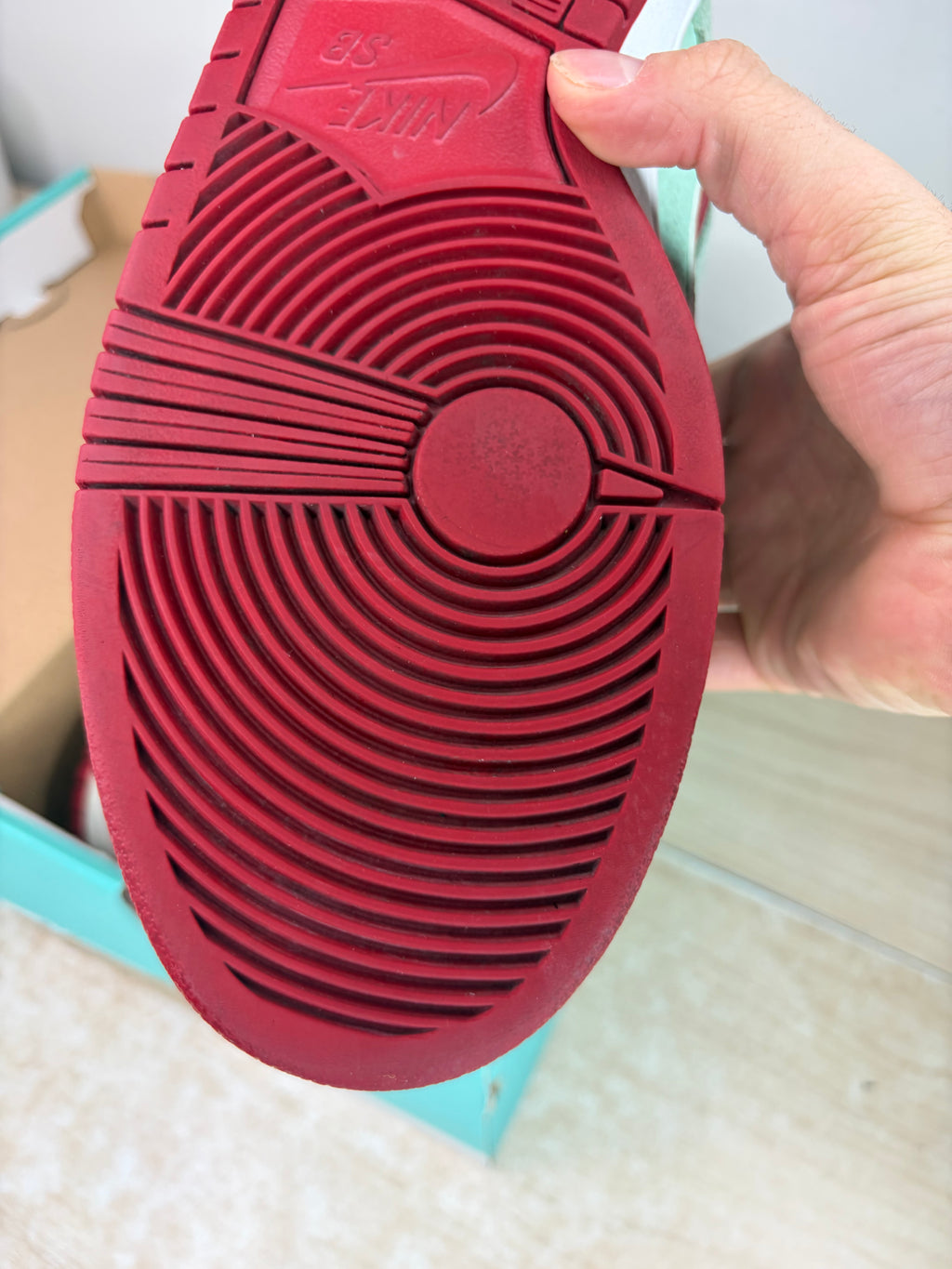(2012) sz 10.5M Nike SB Low Medium Mint Gym Red - Preowned, Same Era Rep Box