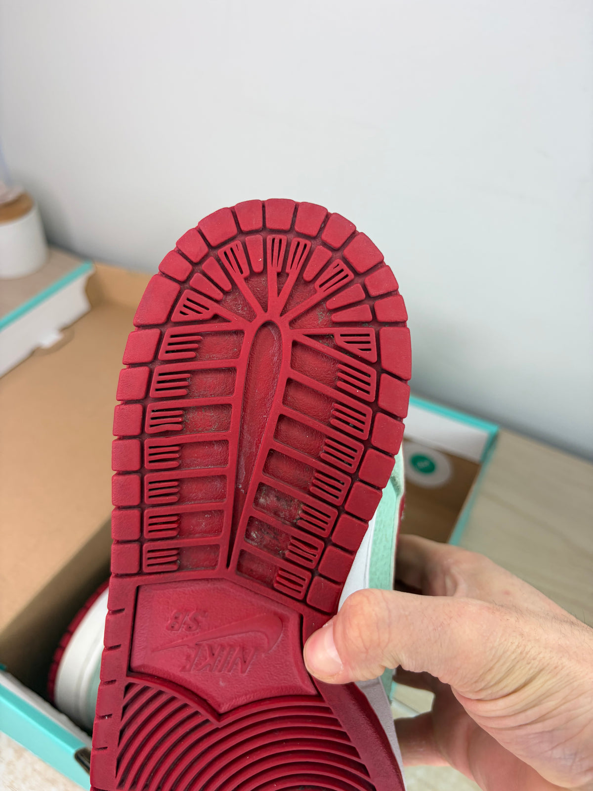 (2012) sz 10.5M Nike SB Low Medium Mint Gym Red - Preowned, Same Era Rep Box