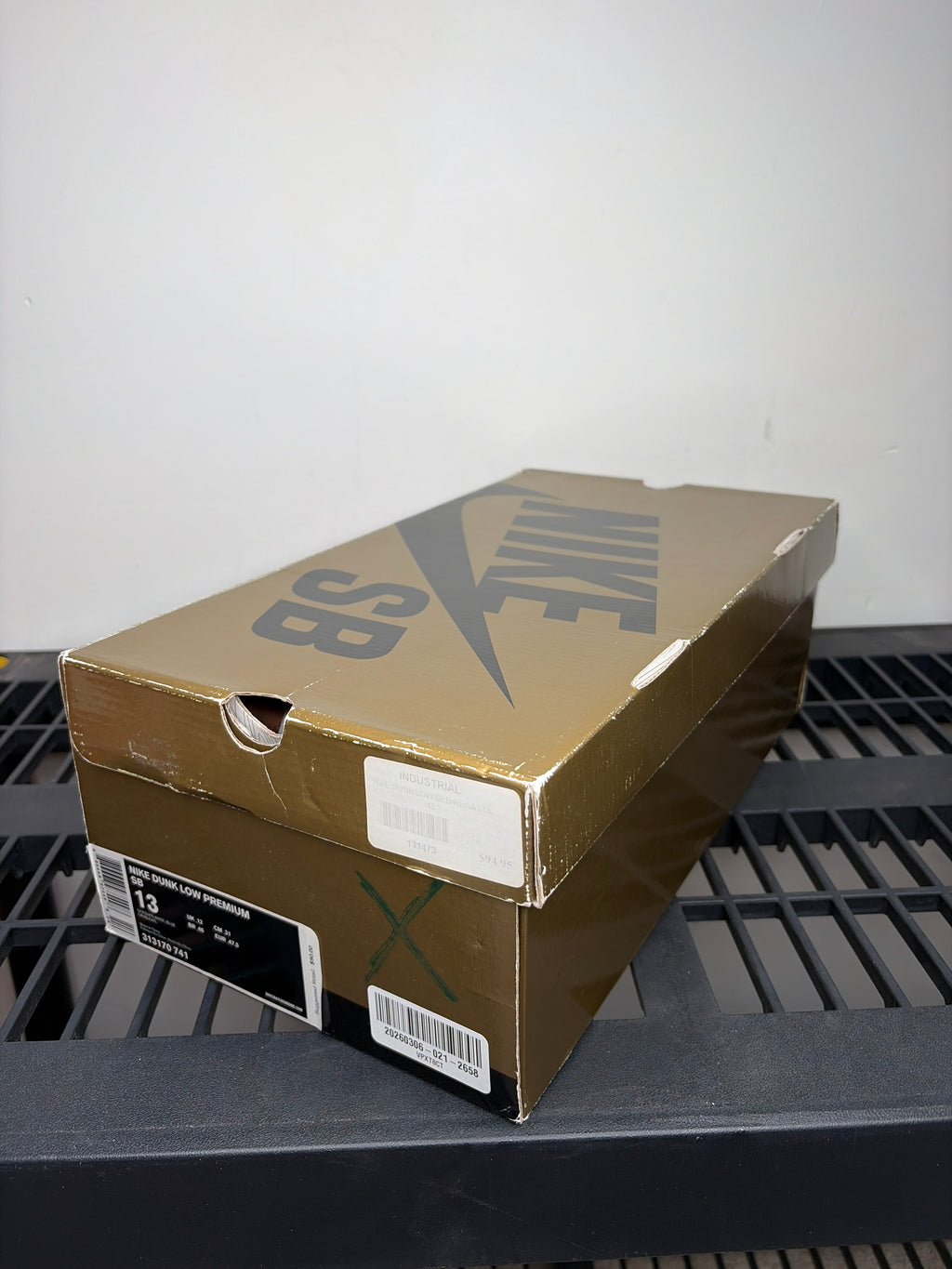 (2008) sz 13M Nike SB Low Newcastle Brown Ale - Brand New, Original Box