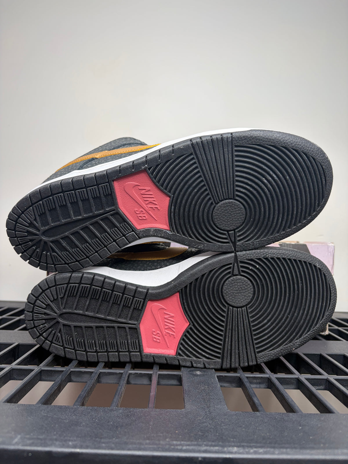 (2013) sz 9M Nike SB Low Walk Of Fame - Brand New, Original Box