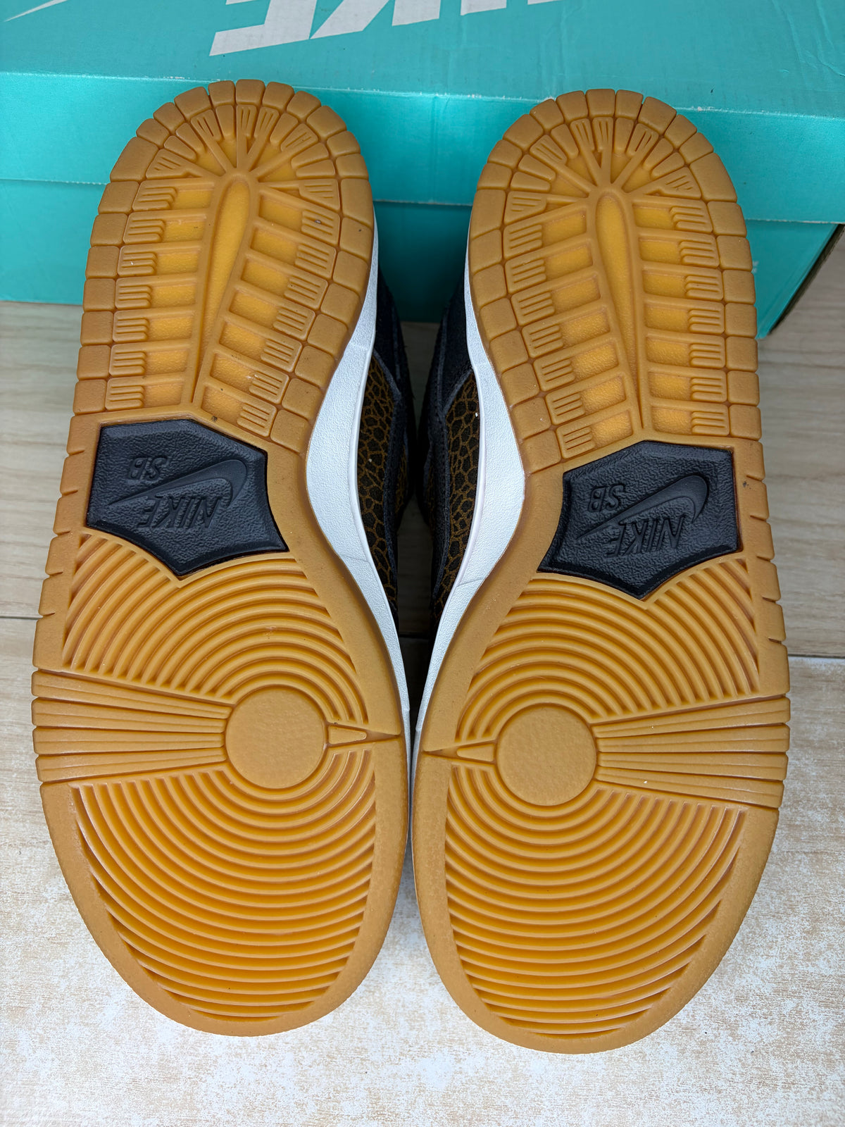 (2014) sz 9M Nike SB Low Giraffe Print - Like New, Original Box