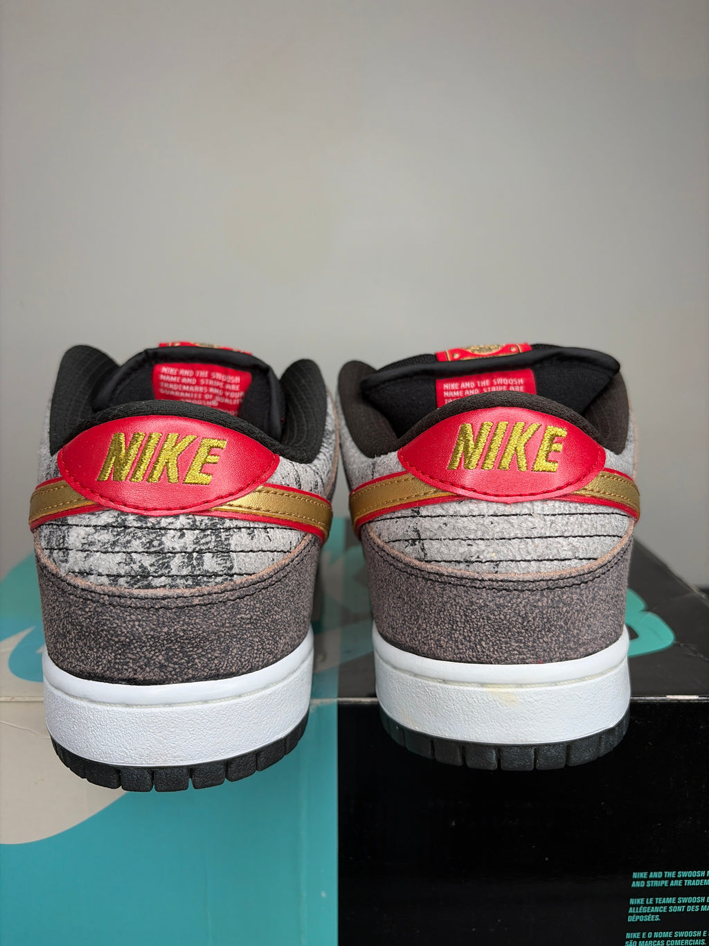 (2014) sz 9.5M Nike SB Low Beijing Metallic Gold - Brand New, Original Box