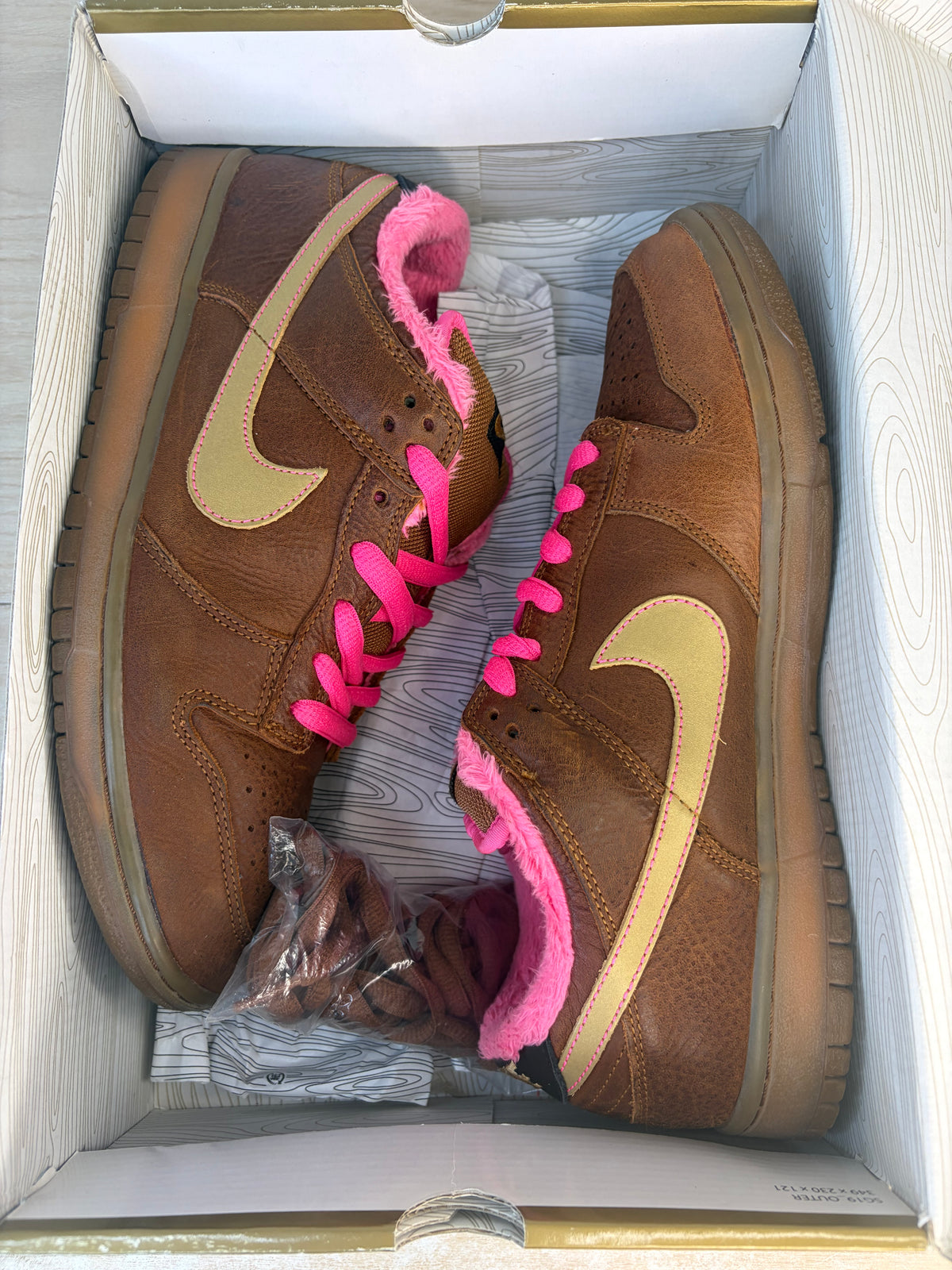 (2007) sz 10.5M Nike SB Low Gibson Guitar Case - Preowned, Same Era Box