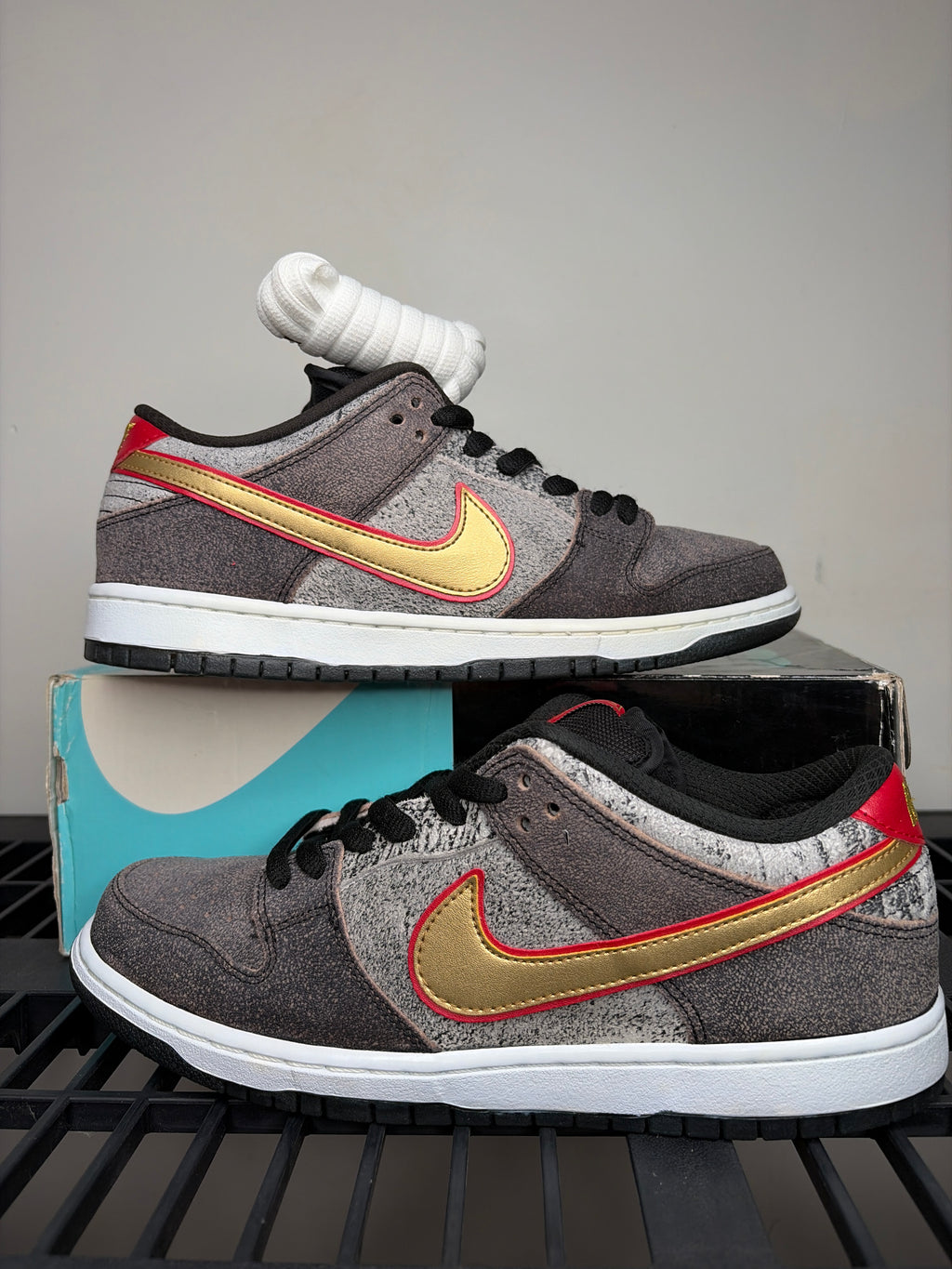 (2014) sz 9.5M Nike SB Low Beijing Metallic Gold - Brand New, Original Box