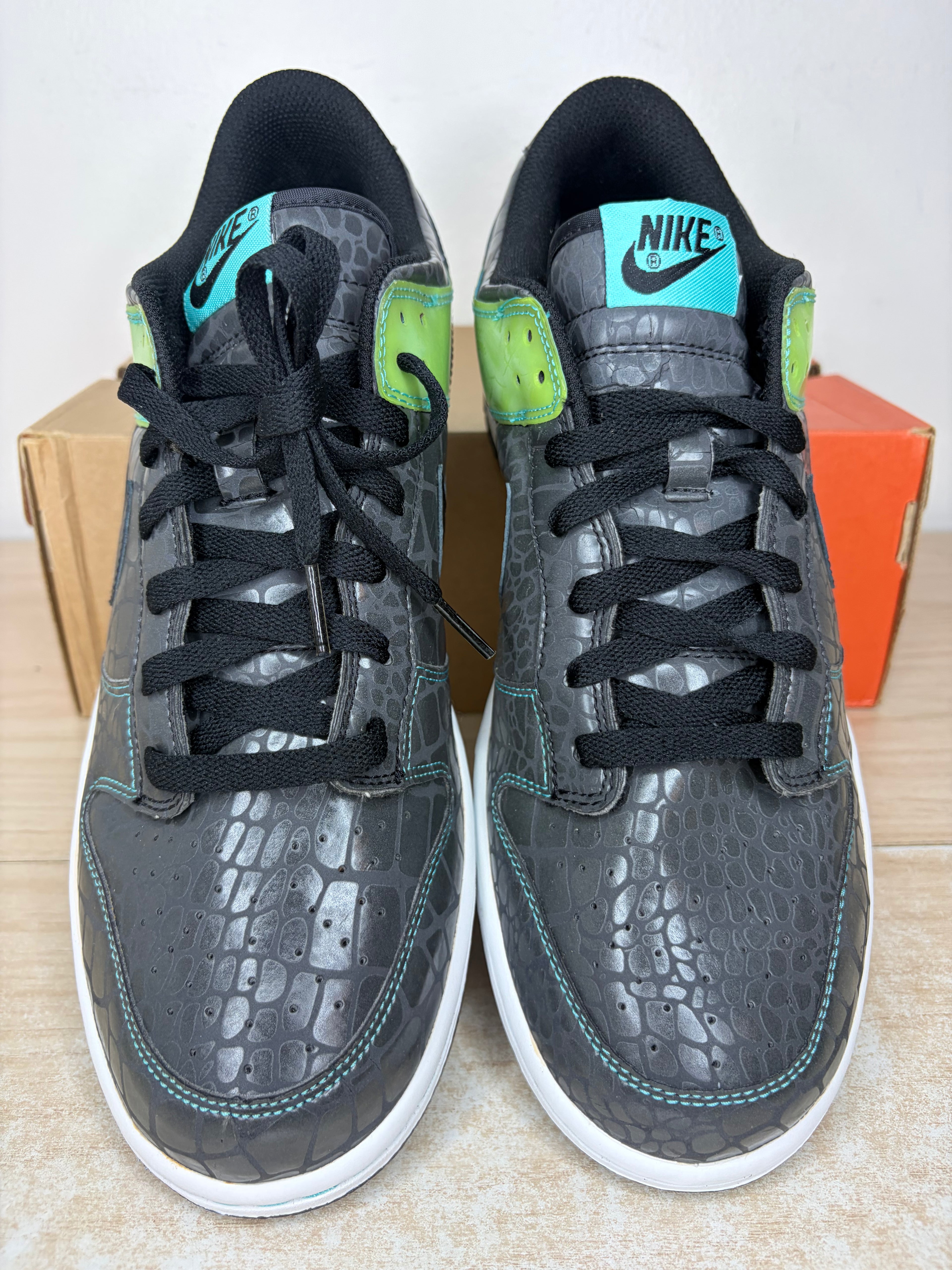 (2006) sz 11M Dunk Low Un-Tiffany - Brand New, Original Box