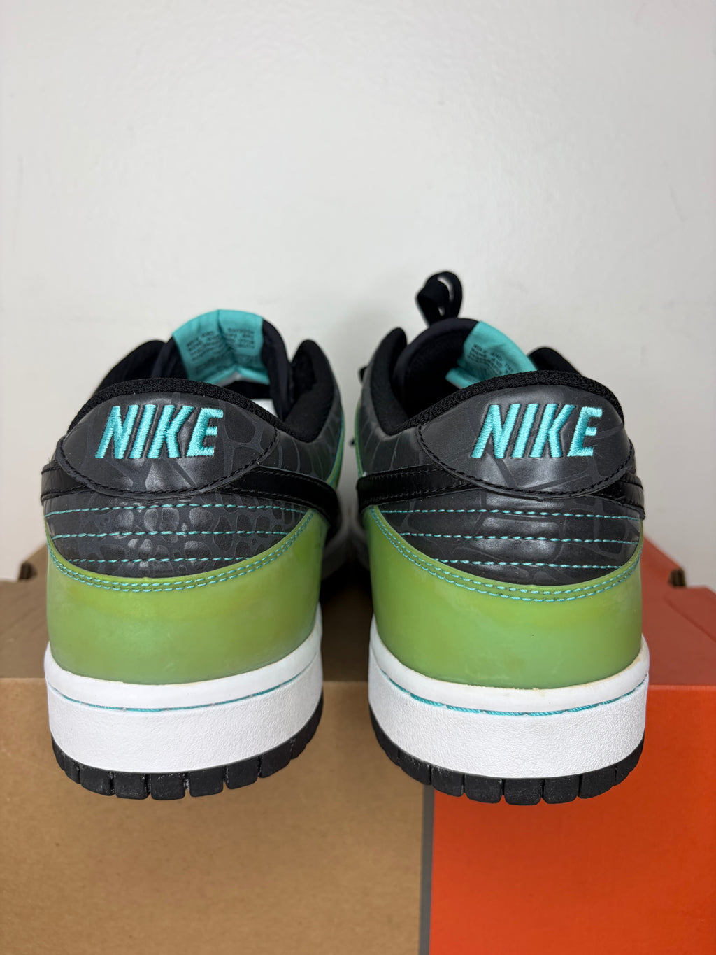 (2006) sz 11M Dunk Low Un-Tiffany - Brand New, Original Box